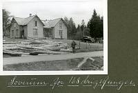 I krigsfangenskap på Berkåk 5. - 26. mai 1940.<br>Soverom for 168 krigsfanger